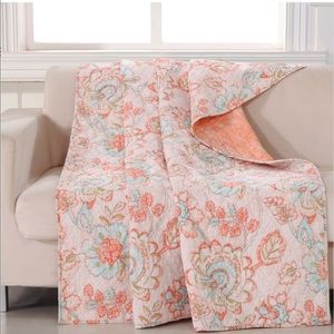 Beautiful full size quilt and sheet set.